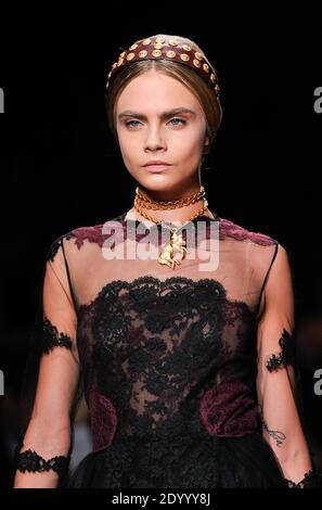 Das englische Modell Cara Delevingne zeigt eine Kreation für Valentino Frühjahr/Sommer 2014 Ready-to-Wear-Kollektion, die am 1. Oktober 2013 im Espace Ephemere Tuileries in Paris, Frankreich, stattfand. Foto von Thierry Orban/ABACAPRESS.COM Stockfoto