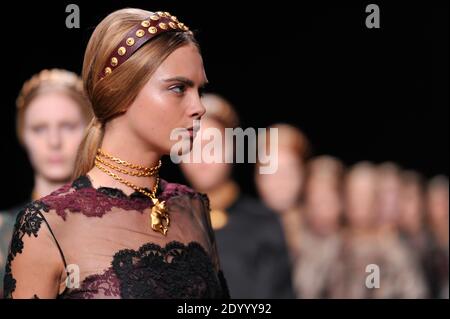 Das englische Modell Cara Delevingne zeigt eine Kreation für Valentino Frühjahr/Sommer 2014 Ready-to-Wear-Kollektion, die am 1. Oktober 2013 im Espace Ephemere Tuileries in Paris, Frankreich, stattfand. Foto von Thierry Orban/ABACAPRESS.COM Stockfoto