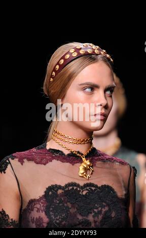 Das englische Modell Cara Delevingne zeigt eine Kreation für Valentino Frühjahr/Sommer 2014 Ready-to-Wear-Kollektion, die am 1. Oktober 2013 im Espace Ephemere Tuileries in Paris, Frankreich, stattfand. Foto von Thierry Orban/ABACAPRESS.COM Stockfoto