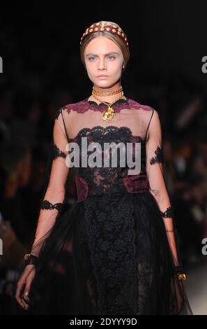 Das englische Modell Cara Delevingne zeigt eine Kreation für Valentino Frühjahr/Sommer 2014 Ready-to-Wear-Kollektion, die am 1. Oktober 2013 im Espace Ephemere Tuileries in Paris, Frankreich, stattfand. Foto von Thierry Orban/ABACAPRESS.COM Stockfoto