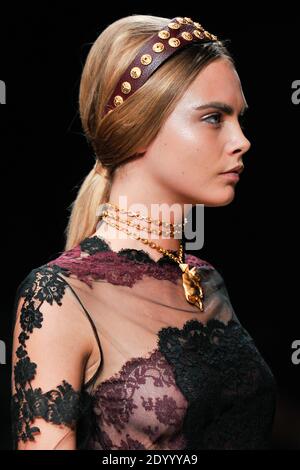 Das englische Modell Cara Delevingne zeigt eine Kreation für Valentino Frühjahr/Sommer 2014 Ready-to-Wear-Kollektion, die am 1. Oktober 2013 im Espace Ephemere Tuileries in Paris, Frankreich, stattfand. Foto von Thierry Orban/ABACAPRESS.COM Stockfoto