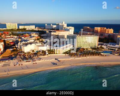 Cancun Strand und Hotel Krystal Cancun Luftaufnahme am Morgen, Cancun, Quintana Roo QR, Mexiko. Stockfoto