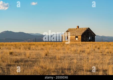 Verlassene alte Farm House in der Nähe der Rocky Mountains von Colorado Bei Sonnenuntergang Stockfoto