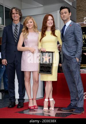 Jay Roach, Chloe Grace Moretz und Joseph Gordon Levitt nehmen am 3. Oktober 2013 an der Zeremonie Teil, bei der Julianne Moore auf dem Hollywood Walk of Fame in Los Angeles, CA, USA, mit einem Stern geehrt wird. Foto von Lionel Hahn/ABACAPRESS.COM Stockfoto