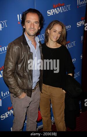 Stephane De Groodt und seine Frau bei der Premiere von Spamalot in Bobino in Paris, Frankreich am 03. Oktober 2013 statt. Foto von Jerome Domine/ABACAPRESS.COM Stockfoto