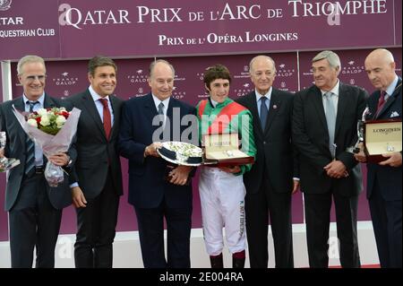 Christophe Lambert (1. Von L), Prinz Karim Aga Khan (3. Von L), Jockey Christophe Soumillon und France Galop Chairman Bertrand Belinguier (5. Von L) nehmen am Qatar Prix de l'Arc de Triomphe Teil, der am 6. Oktober 2013 auf der Rennbahn Longchamp in Paris, Frankreich, stattfindet. Foto von Ammar Abd Rabbo/ABACAPRESS.COM Stockfoto