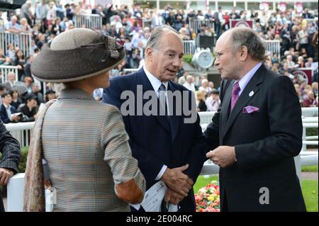 L-R: Zahra Aga Khan, ihr Vater, ismaelischer Führer und Rennpferd-Besitzer Prinz Karim Aga Khan und Alain Wertheimer besuchen Qatar Prix de l'Arc de Triomphe am 6. Oktober 2013 auf der Rennbahn Longchamp in Paris, Frankreich. Foto von Ammar Abd Rabbo/ABACAPRESS.COM Stockfoto