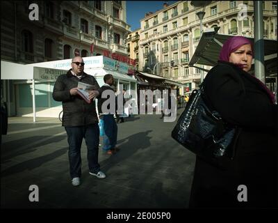 Philippe Vardon, Präsident der französischen rechtsextremen Gruppe "Nissa Rebela - Bloc identitaire" am 30. September 2013 auf dem Markt in Nizza, Frankreich. Foto von Renaud Khanh/ABACAPRESS.COM Stockfoto