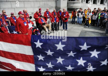 Schüler der 8. Klasse (R) der Trinity Valley School of Fort Worth treffen sich am 8. Oktober 2013 mit Kriegsveteranen (L) aus Texas am WWII Memorial in Washington, DC, USA. Foto von Olivier Douliery/ABACAPRESS.COM Stockfoto