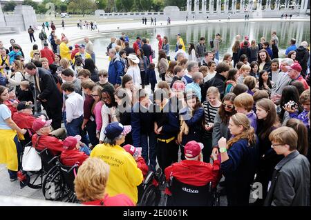 Schüler der 8. Klasse der Trinity Valley School of Fort Worth treffen sich am 8. Oktober 2013 am WWII Memorial in Washington, DC, USA mit Veteranen des Zweiten Weltkriegs aus Texas. Foto von Olivier Douliery/ABACAPRESS.COM Stockfoto