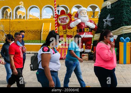 Mexikanische Touristen vor dem Convento de San Antonio de Padua, Izamal, Yucatan, Mexiko während der Weihnachtszeit. Covid 19 Pandemie Stockfoto