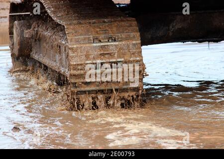 Baggerspuren im Wasser. Reparatur und Ausbau einer Straße im Norden von gattschina, russland. Reportage schießen Stockfoto