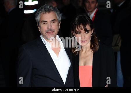 Regisseur Alfonso Cueron und Sheherazade Goldsmith bei der Premiere des Films Gravity im Rahmen des 57. BFI London Film Festival am Odeon Leicester Square in London, Großbritannien, am 10. Oktober 2013. Foto von Aurore Marechal/ABACAPRESS.COM Stockfoto