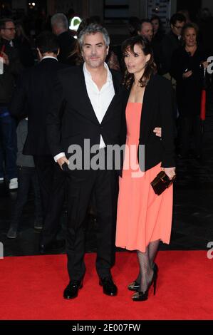 Regisseur Alfonso Cueron und Sheherazade Goldsmith bei der Premiere des Films Gravity im Rahmen des 57. BFI London Film Festival am Odeon Leicester Square in London, Großbritannien, am 10. Oktober 2013. Foto von Aurore Marechal/ABACAPRESS.COM Stockfoto