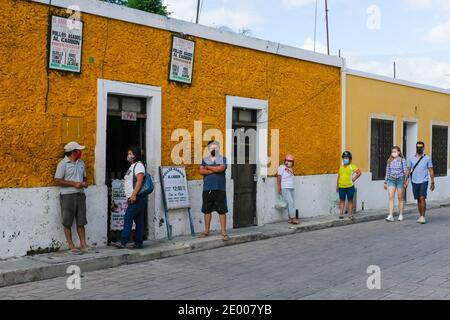 Menschen warten Schlange vor dem Geschäft, Izamal, Mexiko (Covid-19 Pandemie) Stockfoto