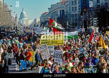 Washington, DC. USA, 26. Januar 1991 Anti-Golfkriegs-Demonstranten tragen Fahnen, Banner und Plakate, während sie die Pennsylvania Avenue hinunter zum Weißen Haus marschieren, nachdem sich die fast 100,000 Demonstranten vor dem US-Kapitol versammelt hatten Stockfoto