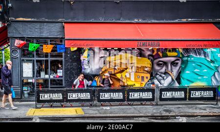 New York City, USA, Mai 2019, Blick auf die Temerario-Terrasse ein mexikanisches Restaurant mit Wandgemälde im Chelsea-Viertel Stockfoto
