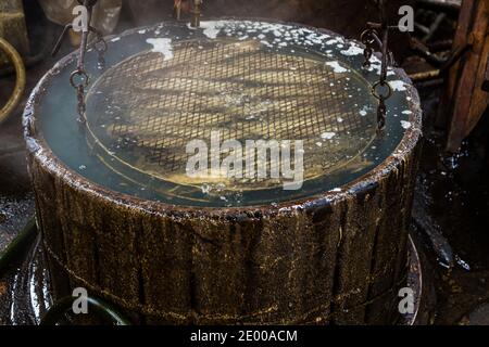 Yasuhisa Serizawa ist katsuobushi Herstellen, bei Nishiizu-Cho, Shizuoka, Japan Stockfoto