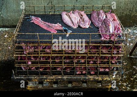 Yasuhisa Serizawa ist katsuobushi Herstellen, bei Nishiizu-Cho, Shizuoka, Japan Stockfoto