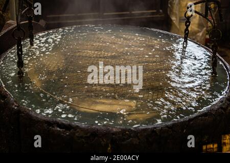 Yasuhisa Serizawa ist katsuobushi Herstellen, bei Nishiizu-Cho, Shizuoka, Japan Stockfoto