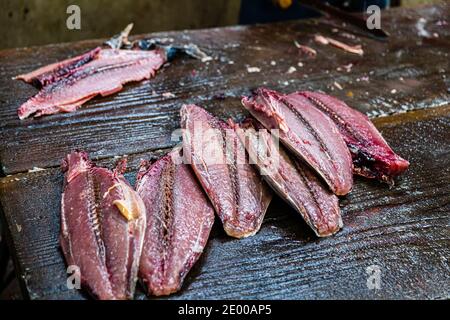 Yasuhisa Serizawa ist katsuobushi Herstellen, bei Nishiizu-Cho, Shizuoka, Japan Stockfoto