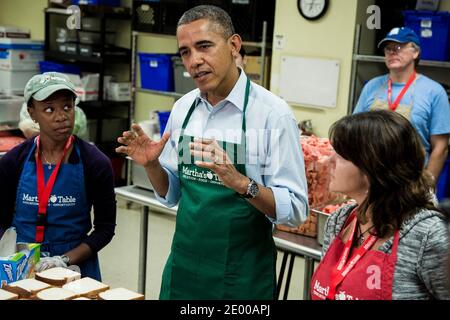 US-Präsident Barack Obama gibt eine Erklärung ab, während er mit furloughed Bundesarbeitern besucht, einschließlich Dolly Garcia, rechts, die im US Census Bureau arbeitet, und Chantelle Burton, links, Die WHO arbeitet in der Gesundheits- und Personalabteilung und arbeitet am 14. Oktober 2013 ehrenamtlich in einer Martha's Table Küche in Washington, DC, USA. In einer Presseerklärung forderte der Präsident den Kongress auf, den Haushaltsstaus zu beenden und den Mitarbeitern des Bundes die Rückkehr zur Arbeit zu ermöglichen. Foto von T.J. Kirkpatrick/Pool/ABACAPRESS.COM Stockfoto