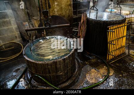 Yasuhisa Serizawa ist katsuobushi Herstellen, bei Nishiizu-Cho, Shizuoka, Japan Stockfoto