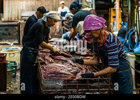 Yasuhisa Serizawa ist katsuobushi Herstellen, bei Nishiizu-Cho, Shizuoka, Japan Stockfoto