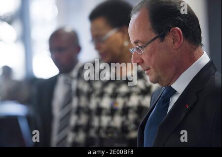 Der französische Präsident Francois Hollande (R) und Nelson Mandelas Frau Graca Machel (L) besuchen am 15. Oktober 2013 die Mandela-Stiftung in Soweto, Südafrika. Hollande kam zu einem zweitägigen Staatsbesuch nach Südafrika, bei dem er auf eine stärkere Zusammenarbeit mit dem kontinentalen Kraftpaket bei afrikanischen Krisen drängen wird. Hollande besuchte das kleine Haus in Soweto, in dem vor seiner 27-jährigen Inhaftierung die Friedensikone Nelson Mandela lebte, "sehr emotional". Foto von Fred Dufour/Pool/ABACAPRESS.COM Stockfoto