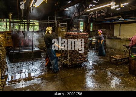 Yasuhisa Serizawa ist katsuobushi Herstellen, bei Nishiizu-Cho, Shizuoka, Japan Stockfoto
