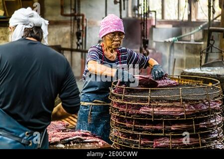 Yasuhisa Serizawa ist katsuobushi Herstellen, bei Nishiizu-Cho, Shizuoka, Japan Stockfoto