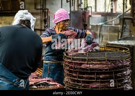 Yasuhisa Serizawa ist katsuobushi Herstellen, bei Nishiizu-Cho, Shizuoka, Japan Stockfoto