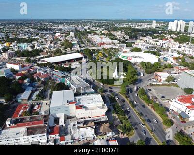 Cancun Stadtplatz und Mexican History Monument Luftaufnahme auf der Avenida Tulum, Cancun, Quintana Roo QR, Mexiko. Stockfoto