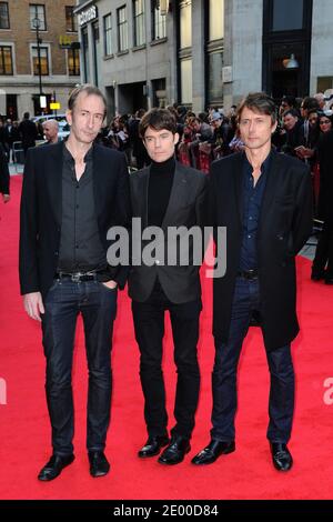 Die Mitglieder der Band Veloursleder, Mat Osman, Neil Codling und Brett Anderson kommen zur Premiere des Films The Invisible Woman im Rahmen des 57. BFI Film Festivals am 17. Oktober 2013 im Odeon West End in London, Großbritannien. Foto von Aurore Marechal/ABACAPRESS.COM Stockfoto