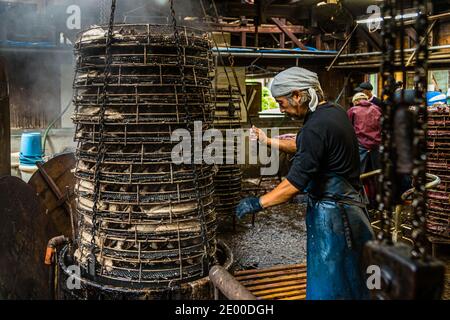 Yasuhisa Serizawa ist katsuobushi Herstellen, bei Nishiizu-Cho, Shizuoka, Japan Stockfoto