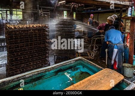 Yasuhisa Serizawa ist katsuobushi Herstellen, bei Nishiizu-Cho, Shizuoka, Japan Stockfoto