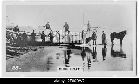 Männer posieren mit ihrem Surfboot in den Pioniertagen Neuseelands; aus einer in den 1930er Jahren gedruckten Zigarettenkarte Stockfoto