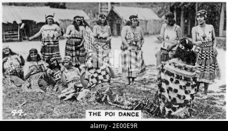 Maori, die einen Poi-Tanz vorführen, wahrscheinlich für Touristen in den 1860er Jahren, aus einer Zigarettenkarte über die neuseeländische Geschichte, um 1930 Stockfoto