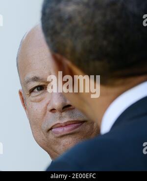 Präsident Barack Obama (R) veranstaltet eine Veranstaltung, um Jeh Johnson (L) zum Sekretär des Heimatschutzministeriums im Rosengarten in Washington, DC, 18. Oktober 2013 zu nominieren. Foto von Olivier Douliery/ABACAPRESS.COM Stockfoto