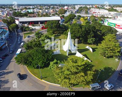 Cancun Stadtplatz und Mexican History Monument Luftaufnahme auf der Avenida Tulum, Cancun, Quintana Roo QR, Mexiko. Stockfoto