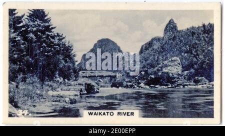 Abbildung des Waikato River in der Nähe des Dorfes Atiamuri, mit dem Mount Pohaturoa im Hintergrund, Rotorua, Neuseeland; aus einer Zigarettenkarte, die in den 1930er Jahren gedruckt wurde Stockfoto