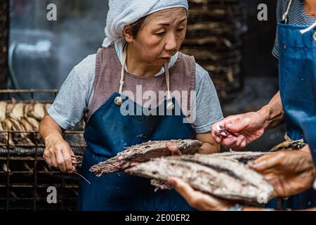 Yasuhisa Serizawa ist katsuobushi Herstellen, bei Nishiizu-Cho, Shizuoka, Japan Stockfoto