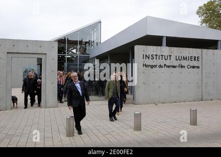 Dreharbeiten zum Stummfilm "La Sortie des Usines Lumiere" (Arbeiter verlassen die Lumiere-Fabrik) in Lyon, Frankreich, 19. Oktober 2013. DER US-Regisseur Quentin Tarantino und viele andere Produzenten und Schauspieler beteiligten sich an der Neuproduktion des französischen Kurzdokumentarfilms Schwarz-Weiß, der 1895 vom französischen Filmemacher Louis Lumiere gedreht und produziert wurde. Fotos von Vincent Dargent/ABACAPRESS.COM Stockfoto