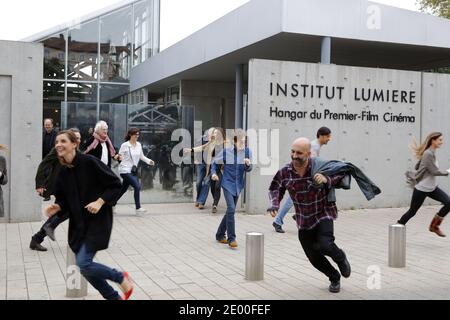 Dreharbeiten zum Stummfilm "La Sortie des Usines Lumiere" (Arbeiter verlassen die Lumiere-Fabrik) in Lyon, Frankreich, 19. Oktober 2013. DER US-Regisseur Quentin Tarantino und viele andere Produzenten und Schauspieler beteiligten sich an der Neuproduktion des französischen Kurzdokumentarfilms Schwarz-Weiß, der 1895 vom französischen Filmemacher Louis Lumiere gedreht und produziert wurde. Fotos von Vincent Dargent/ABACAPRESS.COM Stockfoto