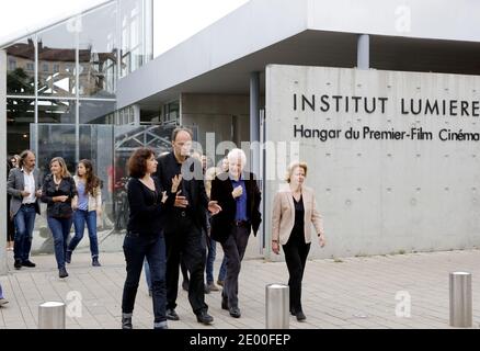 Dreharbeiten zum Stummfilm "La Sortie des Usines Lumiere" (Arbeiter verlassen die Lumiere-Fabrik) in Lyon, Frankreich, 19. Oktober 2013. DER US-Regisseur Quentin Tarantino und viele andere Produzenten und Schauspieler beteiligten sich an der Neuproduktion des französischen Kurzdokumentarfilms Schwarz-Weiß, der 1895 vom französischen Filmemacher Louis Lumiere gedreht und produziert wurde. Fotos von Vincent Dargent/ABACAPRESS.COM Stockfoto