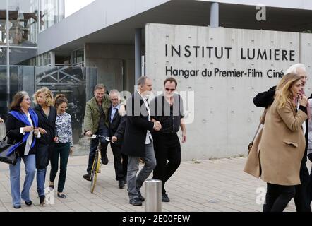 Dreharbeiten zum Stummfilm "La Sortie des Usines Lumiere" (Arbeiter verlassen die Lumiere-Fabrik) in Lyon, Frankreich, 19. Oktober 2013. DER US-Regisseur Quentin Tarantino und viele andere Produzenten und Schauspieler beteiligten sich an der Neuproduktion des französischen Kurzdokumentarfilms Schwarz-Weiß, der 1895 vom französischen Filmemacher Louis Lumiere gedreht und produziert wurde. Fotos von Vincent Dargent/ABACAPRESS.COM Stockfoto