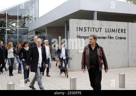 Dreharbeiten zum Stummfilm "La Sortie des Usines Lumiere" (Arbeiter verlassen die Lumiere-Fabrik) in Lyon, Frankreich, 19. Oktober 2013. DER US-Regisseur Quentin Tarantino und viele andere Produzenten und Schauspieler beteiligten sich an der Neuproduktion des französischen Kurzdokumentarfilms Schwarz-Weiß, der 1895 vom französischen Filmemacher Louis Lumiere gedreht und produziert wurde. Fotos von Vincent Dargent/ABACAPRESS.COM Stockfoto