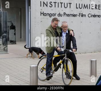 Dreharbeiten zum Stummfilm "La Sortie des Usines Lumiere" (Arbeiter verlassen die Lumiere-Fabrik) in Lyon, Frankreich, 19. Oktober 2013. DER US-Regisseur Quentin Tarantino und viele andere Produzenten und Schauspieler beteiligten sich an der Neuproduktion des französischen Kurzdokumentarfilms Schwarz-Weiß, der 1895 vom französischen Filmemacher Louis Lumiere gedreht und produziert wurde. Fotos von Vincent Dargent/ABACAPRESS.COM Stockfoto