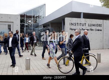 Dreharbeiten zum Stummfilm "La Sortie des Usines Lumiere" (Arbeiter verlassen die Lumiere-Fabrik) in Lyon, Frankreich, 19. Oktober 2013. DER US-Regisseur Quentin Tarantino und viele andere Produzenten und Schauspieler beteiligten sich an der Neuproduktion des französischen Kurzdokumentarfilms Schwarz-Weiß, der 1895 vom französischen Filmemacher Louis Lumiere gedreht und produziert wurde. Fotos von Vincent Dargent/ABACAPRESS.COM Stockfoto