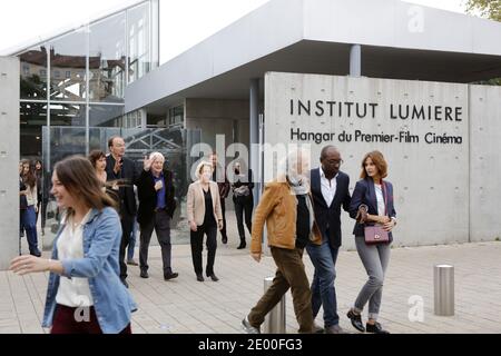 Dreharbeiten zum Stummfilm "La Sortie des Usines Lumiere" (Arbeiter verlassen die Lumiere-Fabrik) in Lyon, Frankreich, 19. Oktober 2013. DER US-Regisseur Quentin Tarantino und viele andere Produzenten und Schauspieler beteiligten sich an der Neuproduktion des französischen Kurzdokumentarfilms Schwarz-Weiß, der 1895 vom französischen Filmemacher Louis Lumiere gedreht und produziert wurde. Fotos von Vincent Dargent/ABACAPRESS.COM Stockfoto